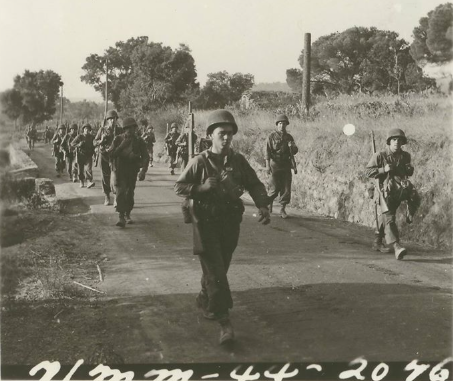 Compagnie I, 3e Bat du 157th bouge vers le front au nord de Sainte-Maxime